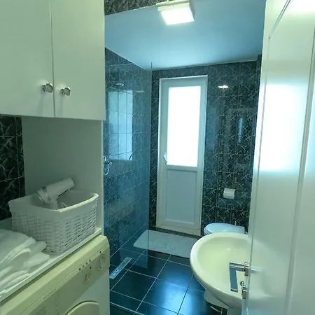 Roza's Center * Τίρανα